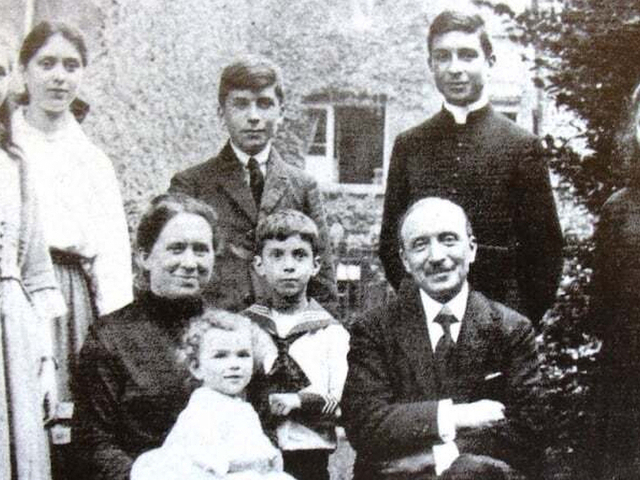 Arkivysk. Marcelio Lefebvre'o šeima. Marcelis - stovi trečias iš kairės