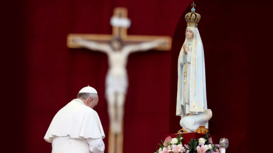 Popiežius prie Fatimos Dievo Motinos statūlos
