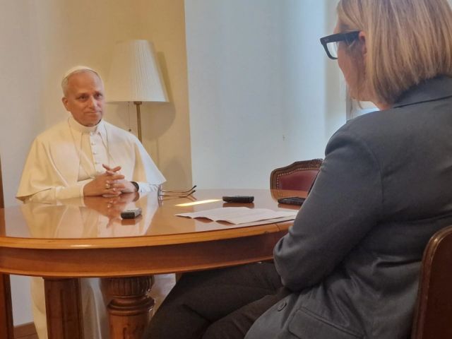 Popie\u017eius Leonas XIV duoda interviu (cruxnow.com nuotr.)