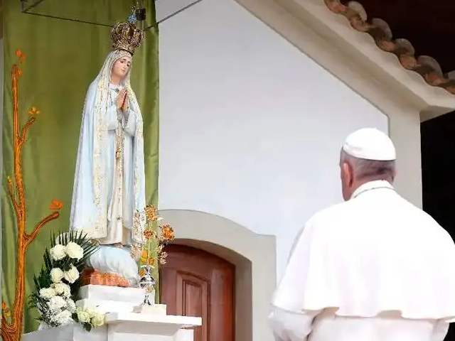 Popiežius Pranciškus ir Fatimos Dievo Motinos statula