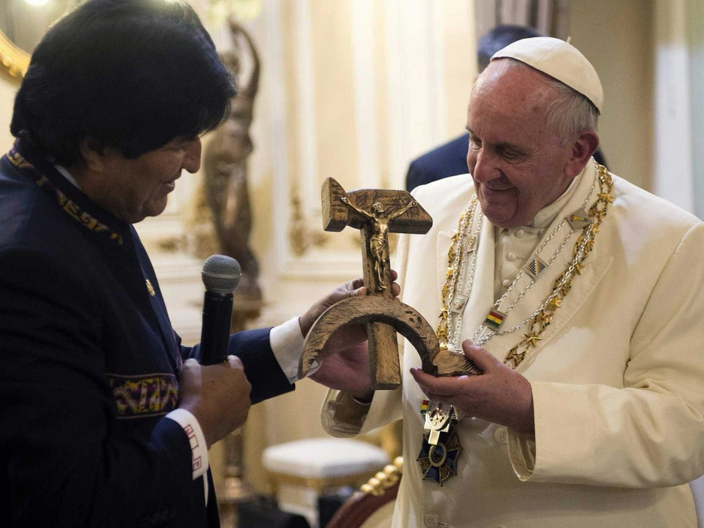 2015 m. Popiežius Pranciškus iš Bolivijos prezidento priima kūjį ir pjautuvą su Nukryžiuotoju