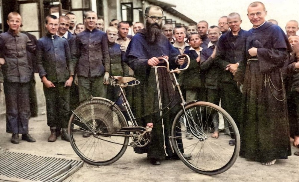 Šventasis Maksimilijonas Kolbė su dviračiu