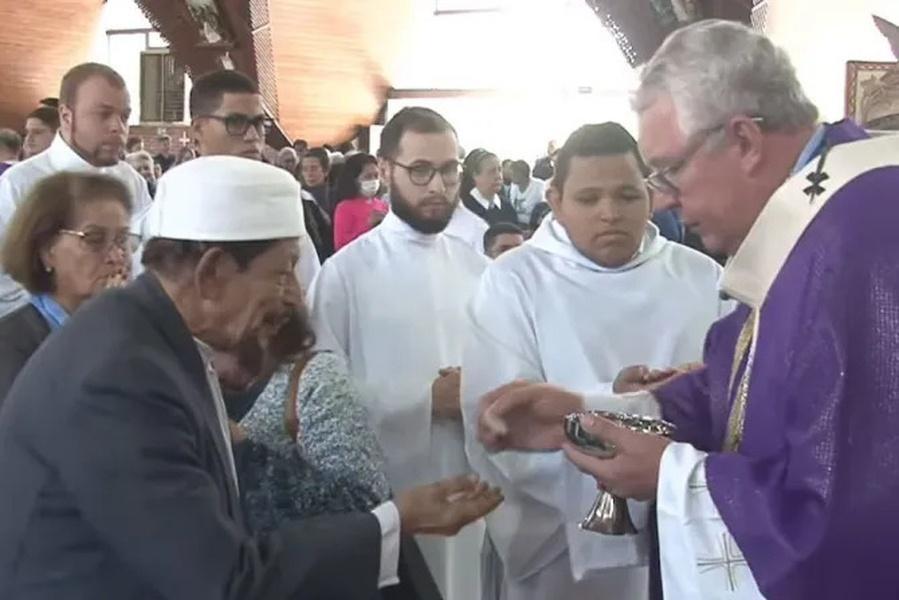 Arkivyskupas duoda Komuniją musulmonų šeichui