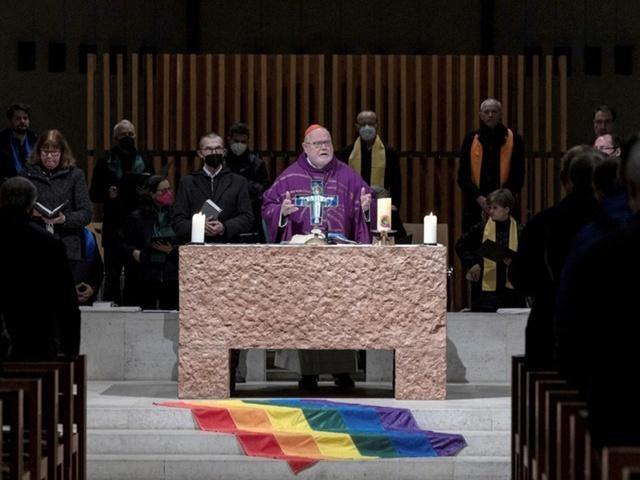 Kardinolas Marxas celebruoja Mi\u0161ias u\u017e queer bendruomen\u0119