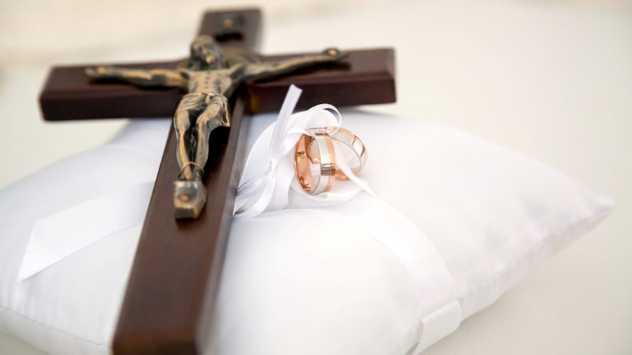 Krucifiksas ir vestuvių žiedai