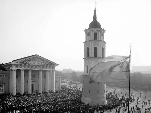 Katedros atšventinimas 1989 m. vasario 5 d. (Virgilijaus Usinavičiaus nuotrauka, „XXI amžius“)