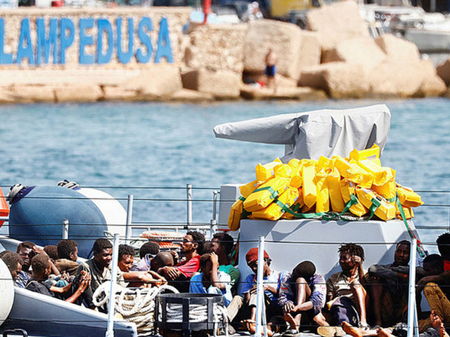 Nelegalūs migrantai prie Lampedūzos krantų