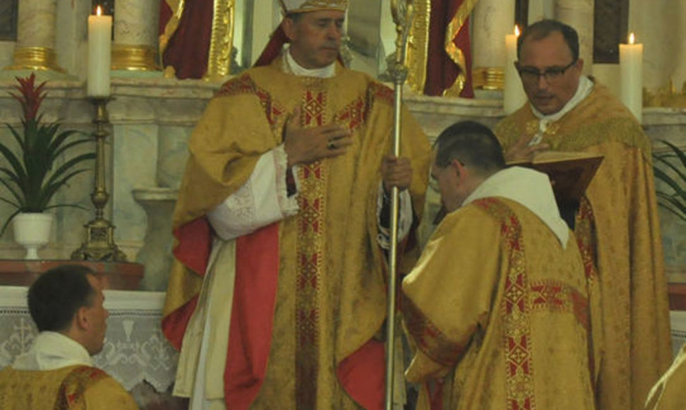 Vysk. Eugenijus Bartulis aukoja tradicines Mišias Ad Fontes akademijos metu. Mišioms patarnauja ir diakonas Alcuinas Reidas