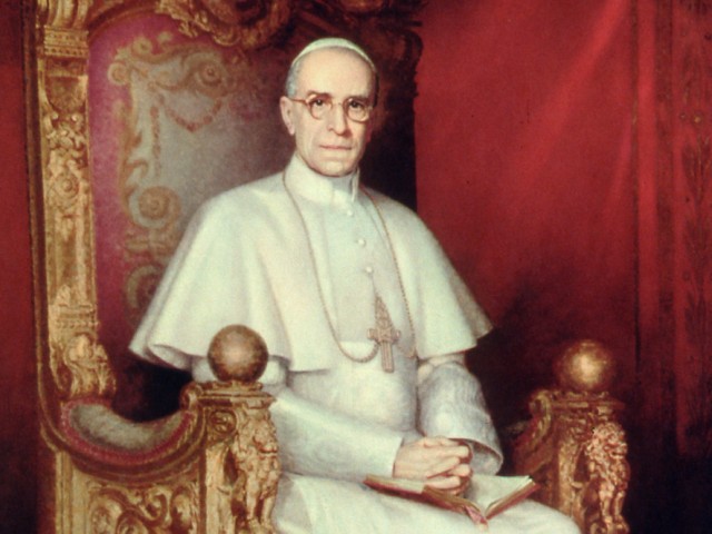 Popiežius Pijus XII sėdi soste