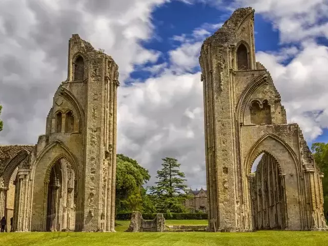 Glastonberio vienuolyno griuv\u0117siai