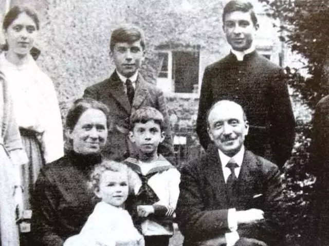 Arkivysk. Marcelio Lefebvre'o \u0161eima. Marcelis - stovi tre\u010dias i\u0161 kair\u0117s