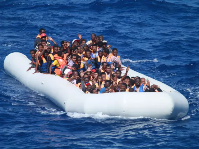 Pripučiama valtis su migrantais artėja prie laivo „USS Carney“ (DDG-64) Viduržemio jūroje (wikimedia.org) Pripučiama valtis su migrantais artėja prie laivo „USS Carney“ (DDG-64) Viduržemio jūroje (wikimedia.org)