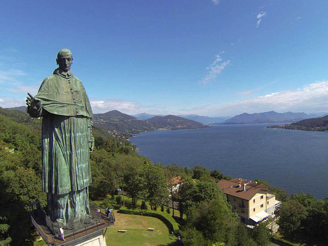 \u0160v. Karolio Boromiejaus statula Aronoje