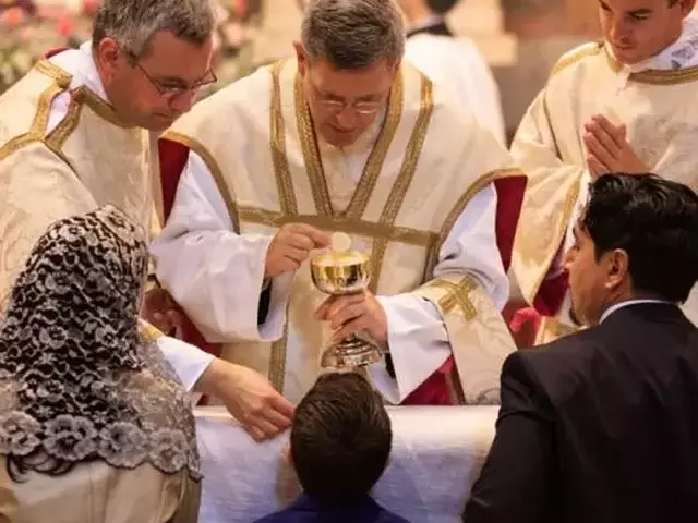 \u0160v. Komunija dalijama ant lie\u017euvio