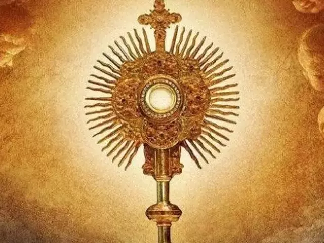 \u0160ven\u010diausiasis sakramentas. Monstrancija apsupta angel\u0173 (eerherstelheiligsacrament.org nuotr.)