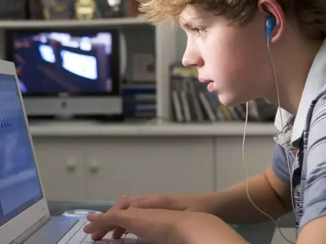 Paauglys prie kompiuterio (istockphoto.com)